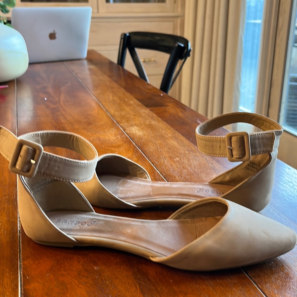 Bamboo flats size 7.5.  Light brown.